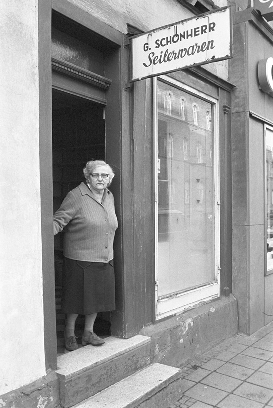 Frau Schönherr vor der alten Seilerei in der Kaiserstraße 47 in Karlsruhe.