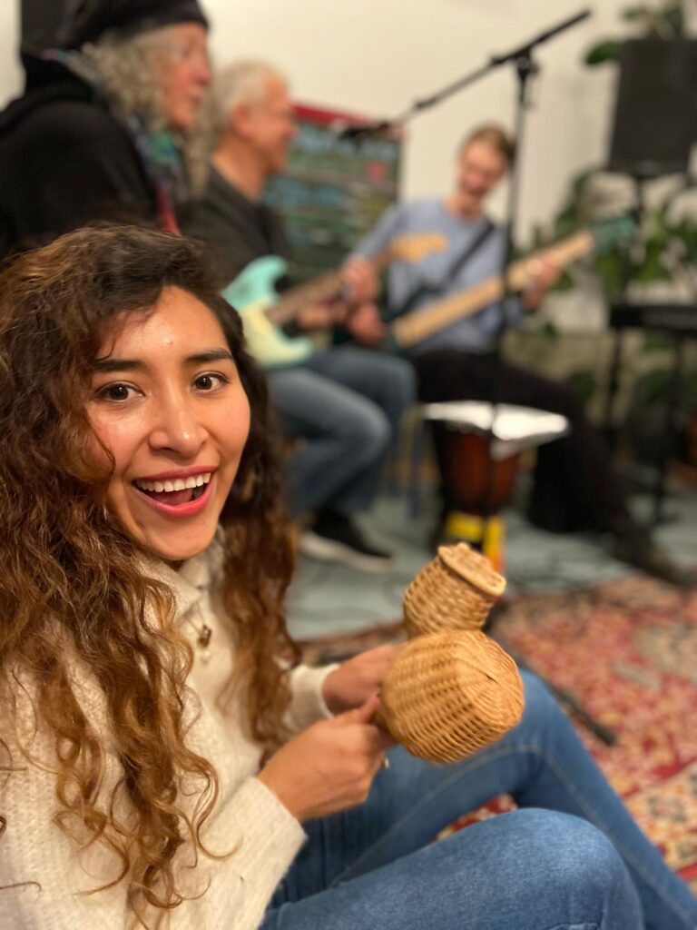 Junge Frau musiziert bei Jam Session