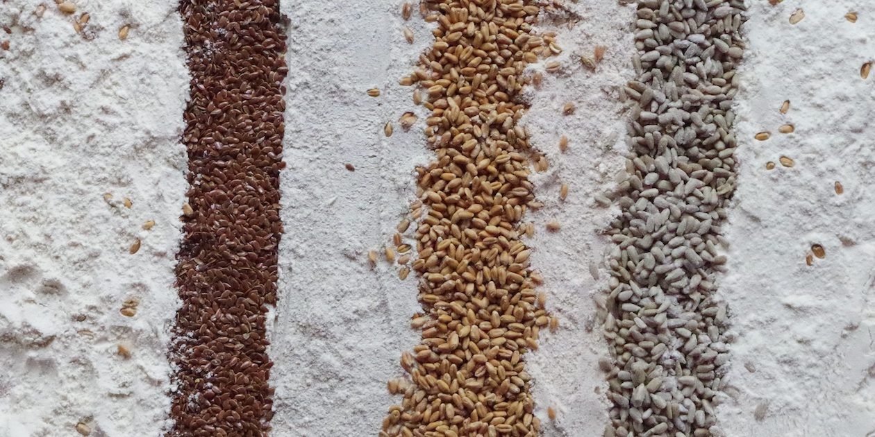 Bild von Mehl, Leinsamen und mehr. In der Vogelperspektive aufgenommen.