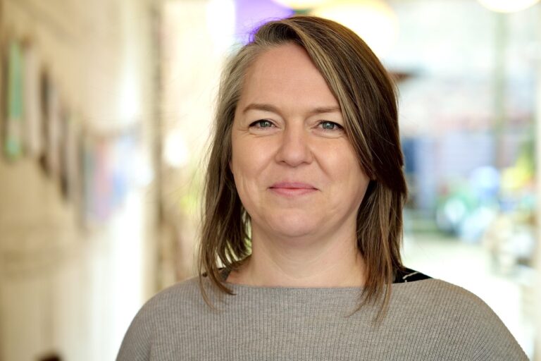 Porträt von Sarah Tzitzikos