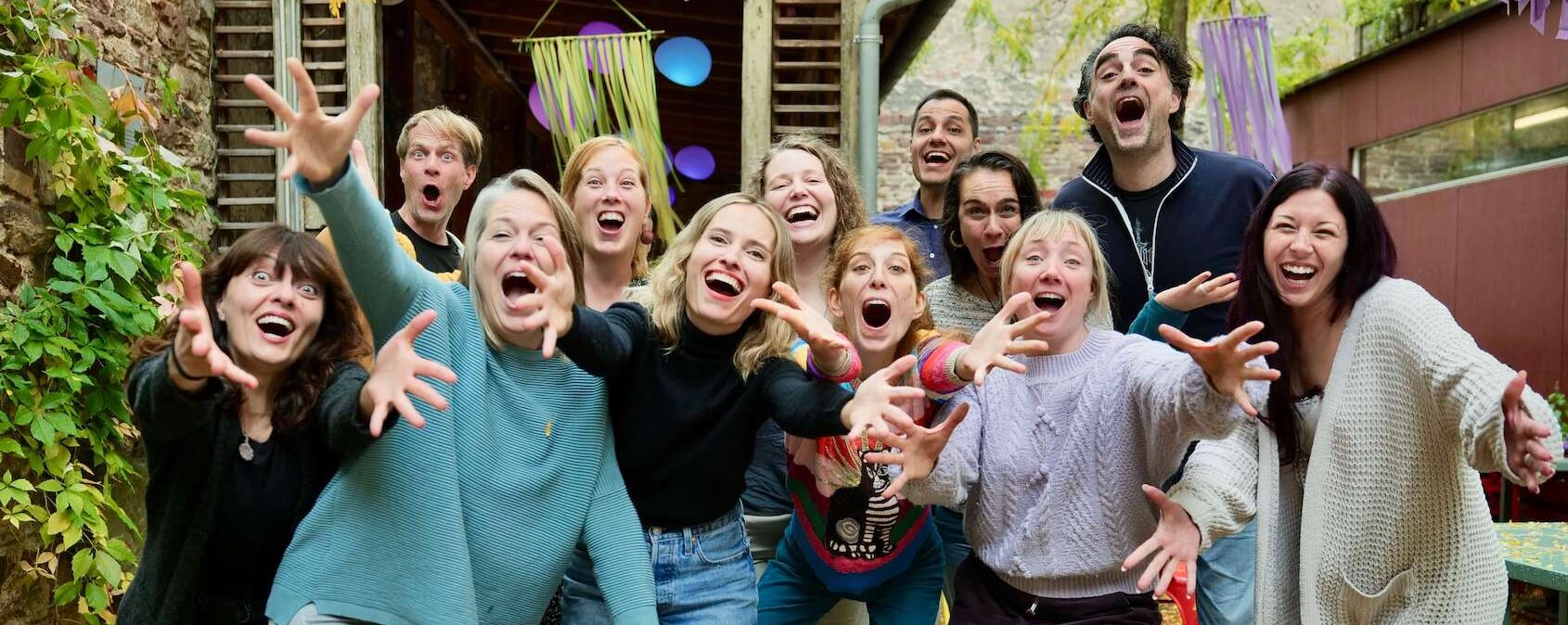 Hauptamtliches Team der Kulturküche, das lachend in die Kamera schaut.