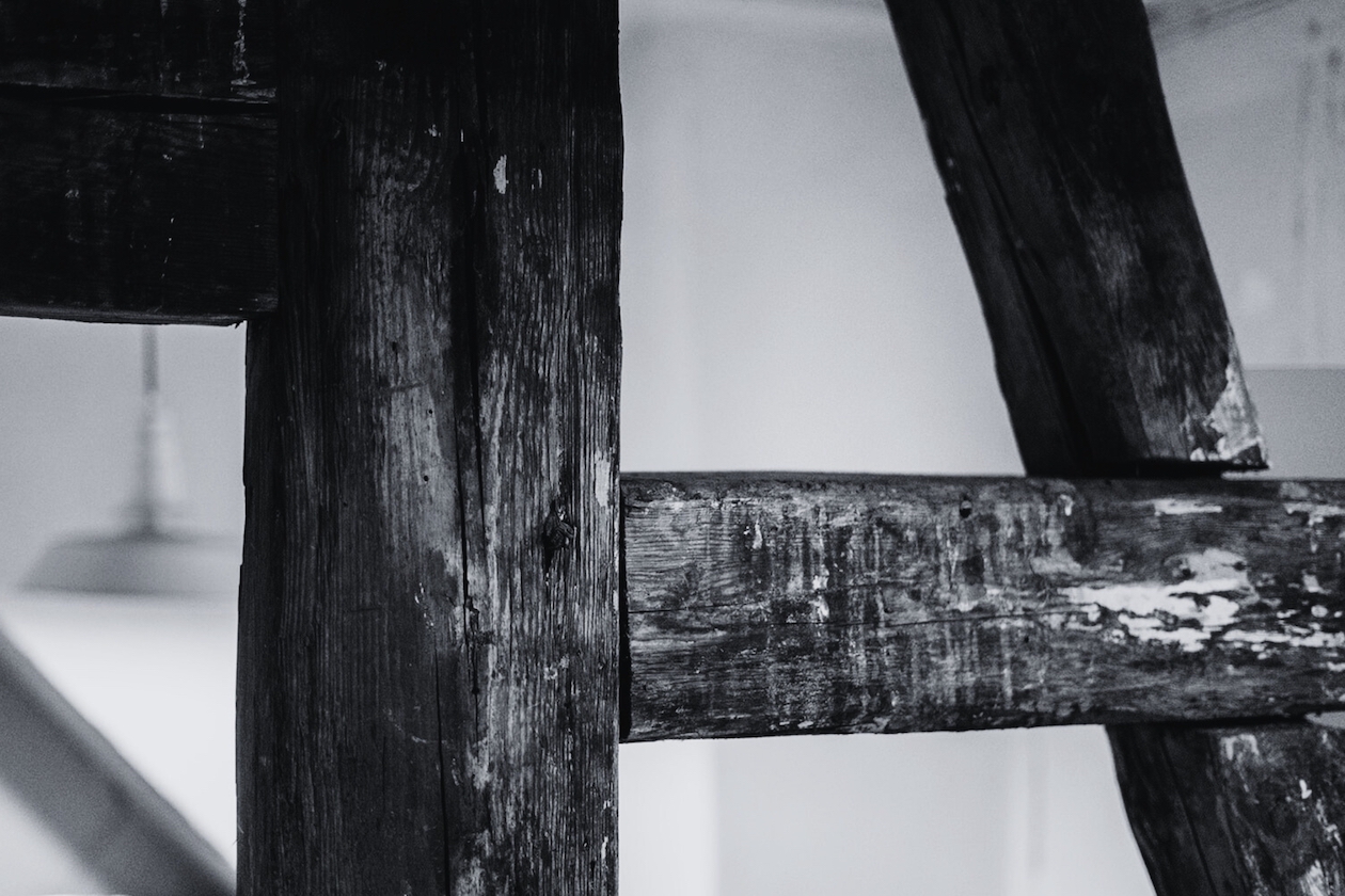 Schwarz-weiß Foto auf dem ein Fachwerkbalken zu sehen ist.