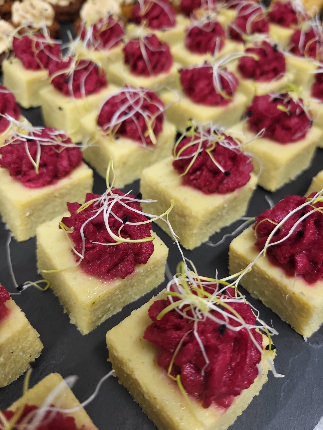 Besonderes Fingerfood schön angerichtet.