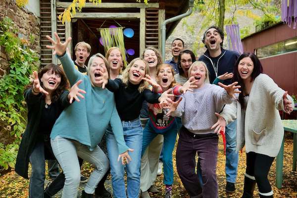 Hauptamtliches Team der Kulturküche, das lachend in die Kamera schaut.